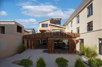 Boye Jibai · Geometric Space · Light & Shadow Aesthetics · View Holiday Art Villa - Parkering