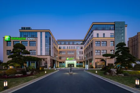Holiday Inn Express Suzhou Luzhi Отели рядом с достопримечательностью «Xiao Fangfang Hall of Performing»