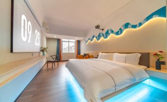 Kaman Hotel (Huazhou Bei'an Bus Station Zhouxuan Branch)