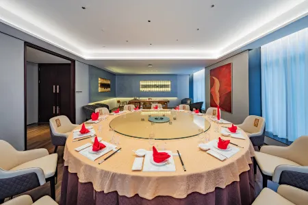 GreenTree Slow Trip Grand Hotel (Bayi Square First Affiliated Hospital) Отели рядом с достопримечательностью «Qiushui Square»