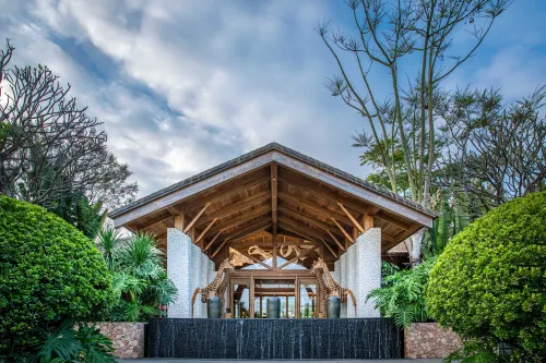 Tang-Song Huaxiangu Valley Resort Hotel