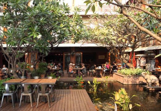 람부뜨리 빌리지 인 & 플라자의 옥상 수영장