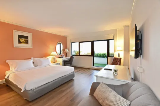 ห้องดีลักซ์เตียงคิงไซส์พร้อมระเบียงและวิวแม่น้ำ