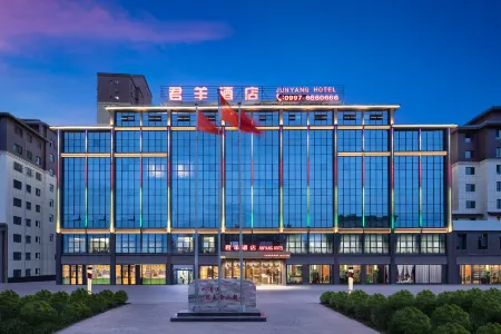 Junyang Hotel (Aksu Railway Station Old Street Night Market)