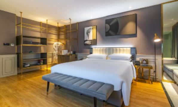 Kunlun Leju Selected Hotel (Zhengzhou East Railway Station Greenland New Metropolis)