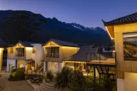 Aromatic Hotel with Snow Mountain View