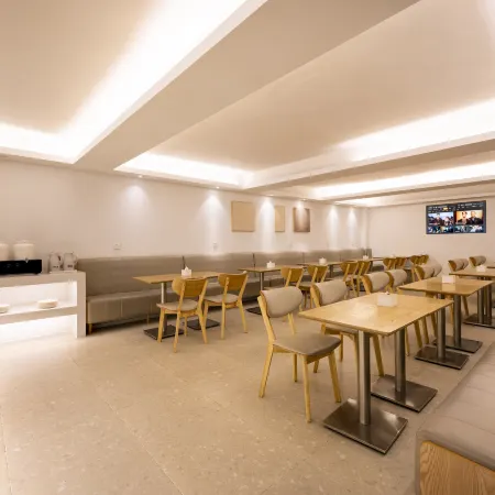Yuerong Hotel (Liaoyang Liaohua Tesco)