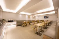 Yuerong Hotel (Liaoyang Liaohua Tesco)