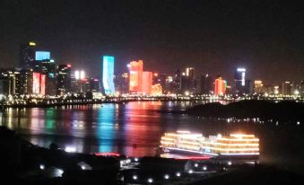 Qingdao Shangpin Liwan Apartment (Wuyue Plaza Surging Island Store)