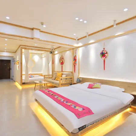 Huatianli · Net Red Cave Theme Viewing B&B (Yanji Yanbian University West Market Branch)