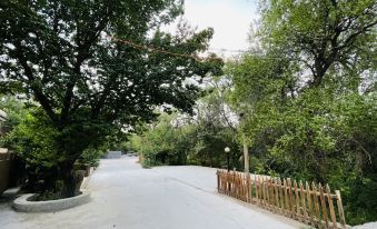 Dunhuang Xichen Yishe Homestay (Crescent Spring Mingsha Mountain Scenic Area Branch)