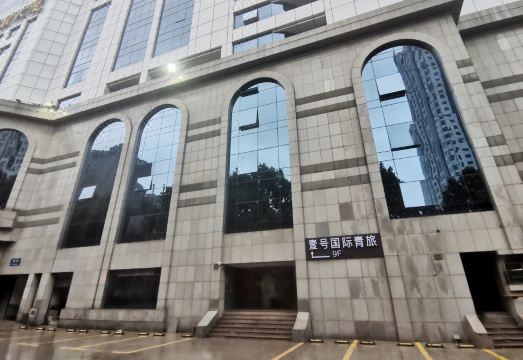 No.1 인터내셔널 호스텔의 모던한 로비 인테리어