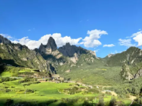 Lotus Forget-Worry Lodge · Facing Main Peak with Sunrise View (Zagana Scenic Area Branch) Hoteles en Têwo