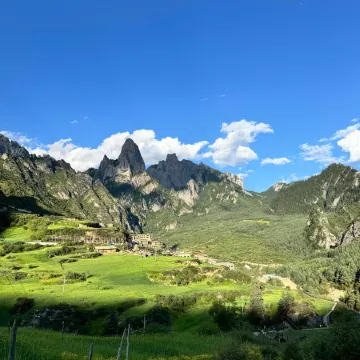 Lotus Forget-Worry Lodge · Facing Main Peak with Sunrise View (Zagana Scenic Area Branch)