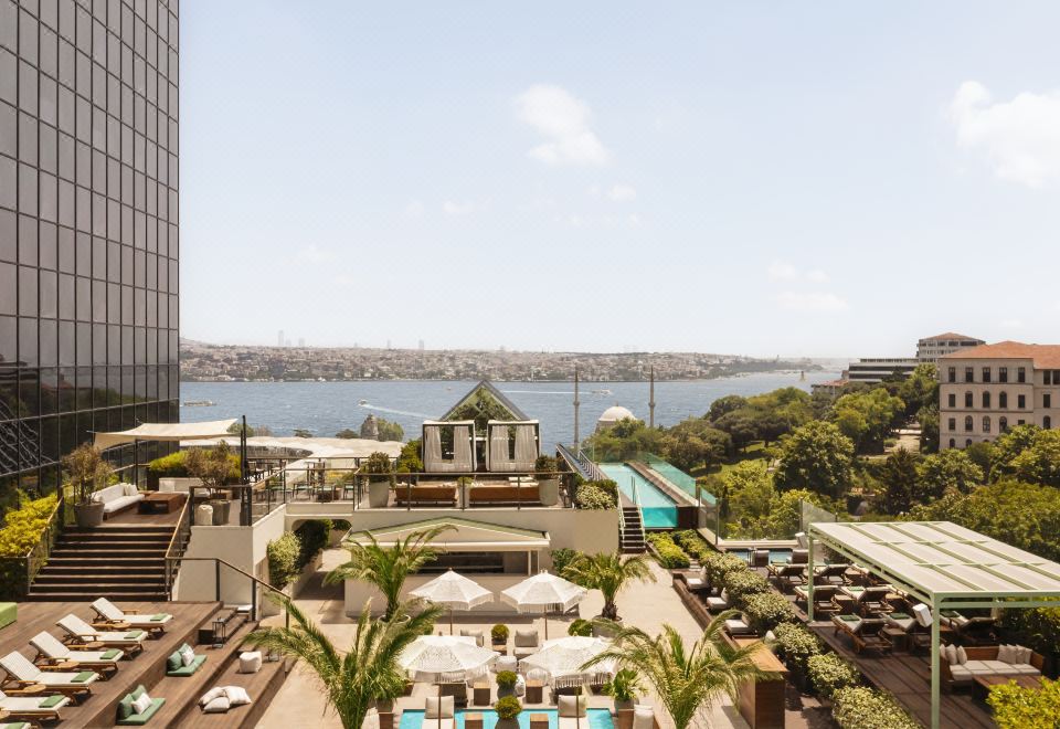 더 리츠칼튼 이스탄불의 실외 수영장 이미지