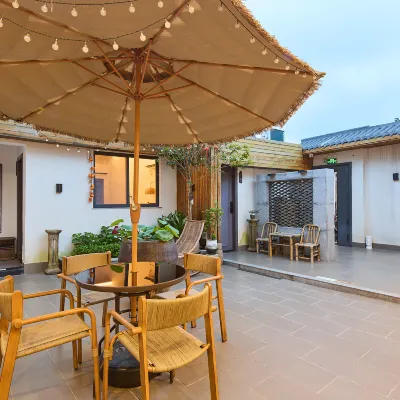 Floral Hotel·Liangqi Hotel (Chaozhou Ancient Town Pai Fang Street Store) Hotels near Jiadi Lane