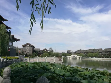 Leju Hotel (Kaifeng Qingming Shanghe Garden Wansui Mountain Martial Arts City Branch) Отели рядом с достопримечательностью «Longting Scenic Area»