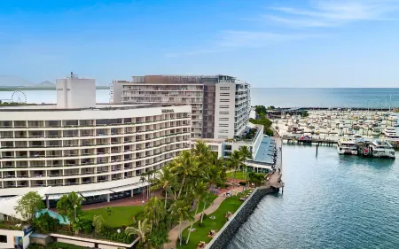 Hilton Cairns Отели рядом с достопримечательностью «Кэрнс Эспланаде Лагун»