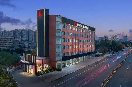 R ROYALSS HOTEL Hotel (Emei High-speed Railway Station Dafo Temple Tourist Area Branch) Отели рядом с достопримечательностью «Yingbin Square»