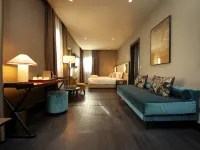 U-Visionary Venezia Hotel Hotels near A Plus A Gallery