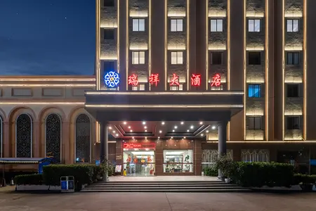 Ruixiang Hotel (Wuchuan New World Plaza Branch) Отели в г. Учуань