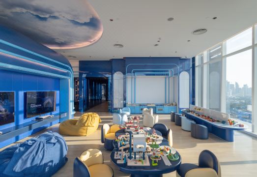 그란데 센터 포인트 룸피니의 모던한 객실 내부