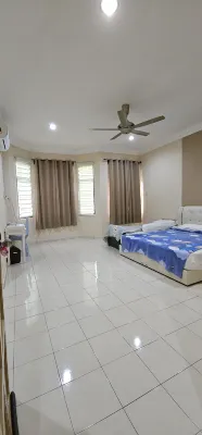 13 Taman Seraya Homestay Отели рядом с достопримечательностью «Парк, Нилай Импиан»