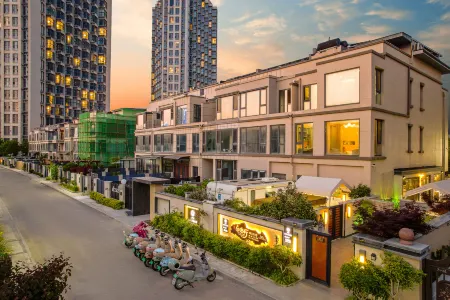 Floral Hotel·Free Travel Beach Hotel (Evergrande Golden Beach Branch) Отели рядом с достопримечательностью «Tangdao Bay Coastal Park»