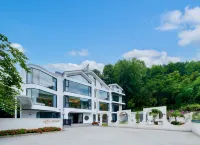 安吉山隱·溯溪泳池親子Villa純白設計師度假美宿 天荒坪風景區附近的飯店
