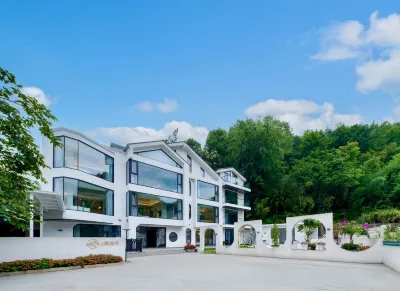 安吉山隱逸宿·Villa純白設計師私湯度假美宿 雲上草原國際山地旅遊度假區附近的飯店