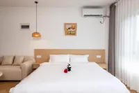 Guilin Hehe Yueshe (Wuyue Square Store) Hotels near Guilin Liangjiang International Airport