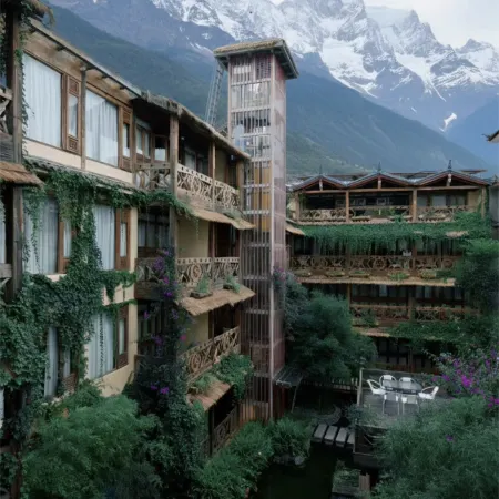 Old story inns (Zhongyi Market, South Gate of Lijiang Ancient Town)