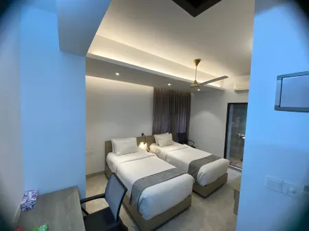 Priyo Nibash Stylish Residential Hotel Отели рядом с достопримечательностью «Nagar Shanti Nibash»