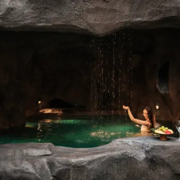 Celestial Cave Manor· Twin Dragon Cave Stream Rafting Private Onsen Retreat Hotels near Shuanglong Scenic Area