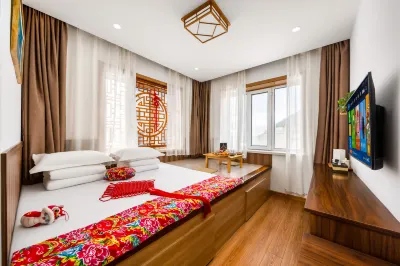 Xiaoxia Homestay Живописный район Хайлиня река Erlang: отели