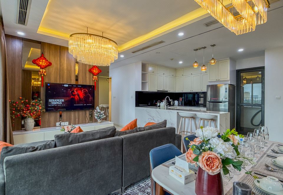 Megan Homes 아파트의 모던한 거실과 주방