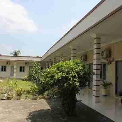 Penginapan Transit Tomato Hotel Exterior