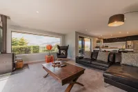 2BR Stay with Fireplace Hot Tub BBQ - Tasman - spa