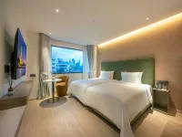 ROYS Hotel Bangkok Hotels near Khlong Tan