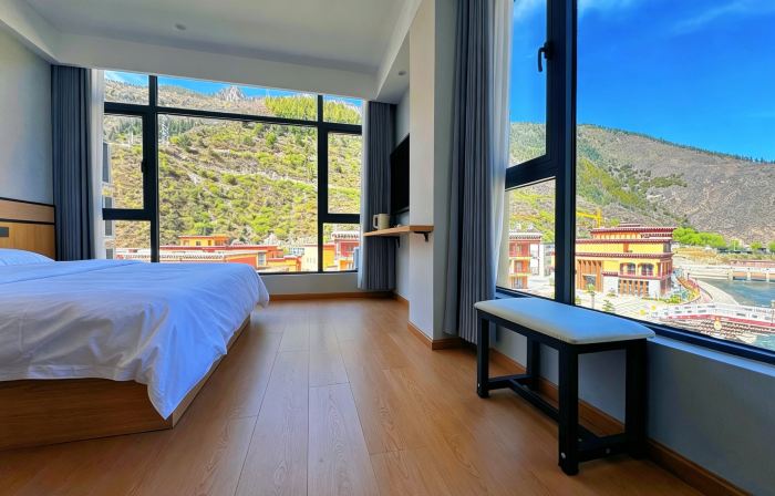 First Sight • Pinellia Hotel
