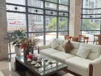 Kiwi Beachside Hotel & Cafe Da Nang Hotels near Monkey Mountain