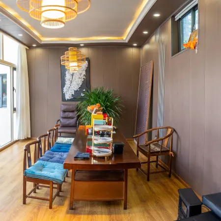Shengqi Manor Pavilion Homestay (Barkhor Street)