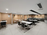 Jifen Qingchen Hotel (Yongkang Jiuling West Road Baolong Plaza)