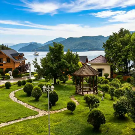 Ziyue Mountain Lodge (Lake Jingpo Scenic Area Baoyue Bay)