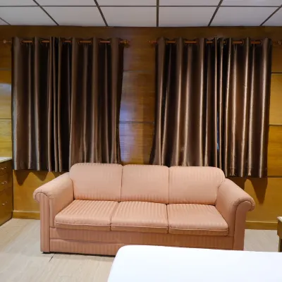 Yindee Court Hotel Отели рядом с достопримечательностью «Лаем Чароен Бич»