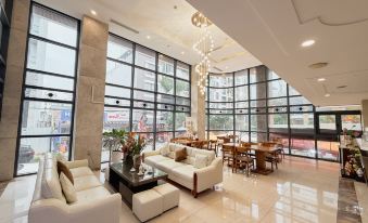 Kiwi Beachside Hotel & Cafe Da Nang