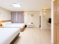 Ewha Red Cloud Box Hotel in zona Tempio Bongwonsa