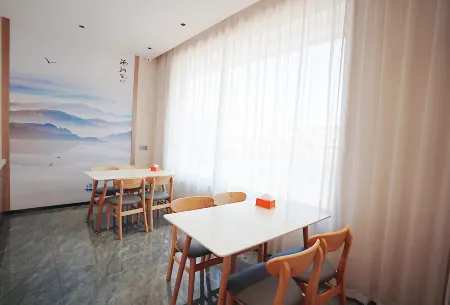 Home Inn Huayi (Longshan Road Bus Station) Отели рядом со станцией Junan Railway Station