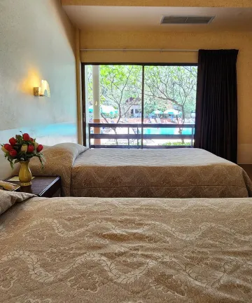 ห้องสุพีเรียร์เตียงแฝดพร้อมวิวสระว่ายน้ำ