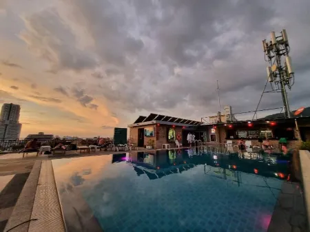 77 Patong Hotel & Spa Отели рядом с достопримечательностью «Кабарэ Пхукет Саймон»